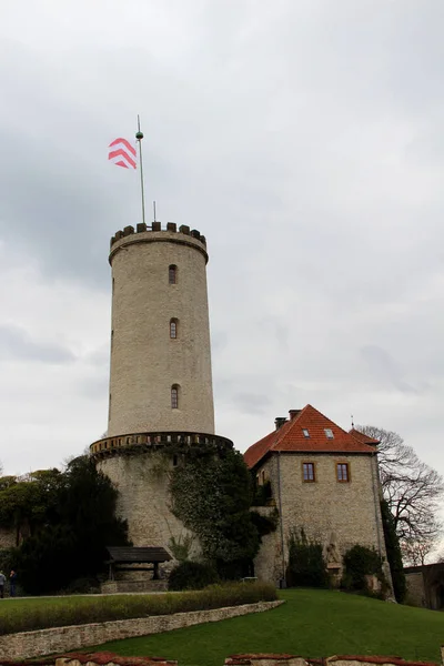 kule ve bayrağı, bielefeld Almanya güneşli bir sonbaharda çok renkli fotoğrafı sparrenburg görüntüleyin