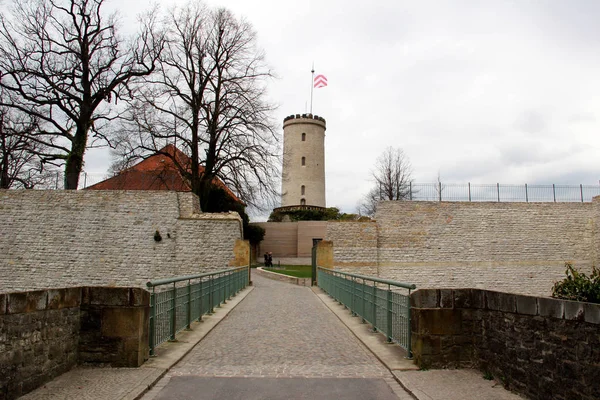 bielefeld Almanya güneşli bir sonbaharda çok renkli fotoğrafı sparrenburg kulesinde görüntüleyin
