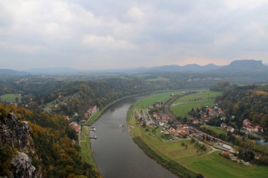 nehir ve çok renkli bir gezi Tur sonbaharda Almanya fotoğraflandı dresden sachsen doğal peyzaj görüntüleyin