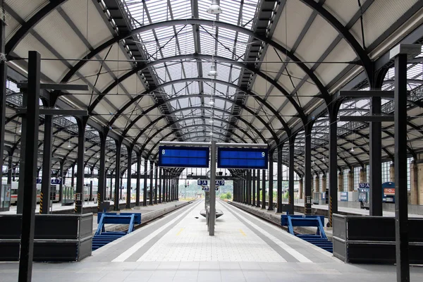 Blick Entlang Der Gleise Bahnhof Wiesbaden Hessen Während Der Stadtrundfahrt — Stockfoto