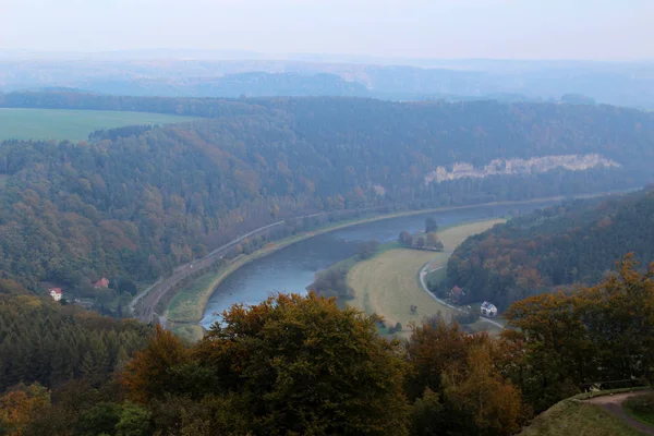 Weids Uitzicht Langs Rivier Het Natuurlijke Landschap Dresden Sachsen Die — Stockfoto