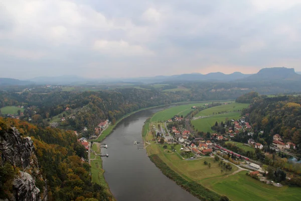 Blick Auf Den Fluss Und Die Naturlandschaft Dresden Sachsen Deutschland — Stockfoto