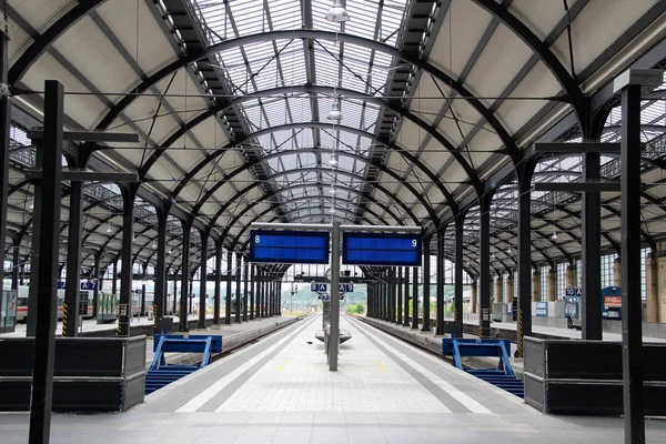 Vista Longo Das Trilhas Estação Wiesbaden Hessen Alemanha Fotografada Durante Imagens De Bancos De Imagens