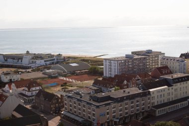görüntülemek yüksek binalar Denizi ve Kuzey Denizi üzerinde mavi bir gökyüzü altında borkum Almanya ada ve çok sıcak bir yaz günü peyzaj bir yolda renkli fotoğrafı