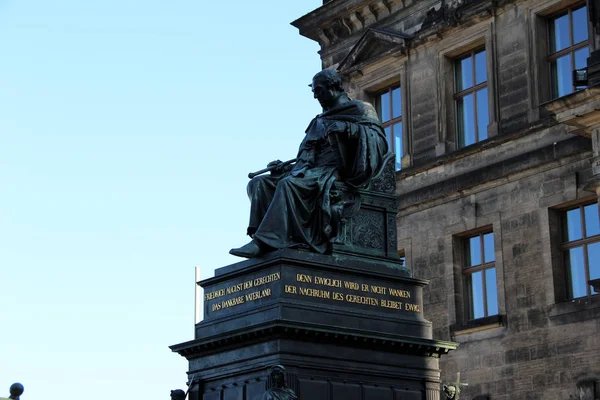 Переглянути Пам Ятник Біля Історичної Будівлі Sachsen Дрезден Німеччина Сфотографований — стокове фото