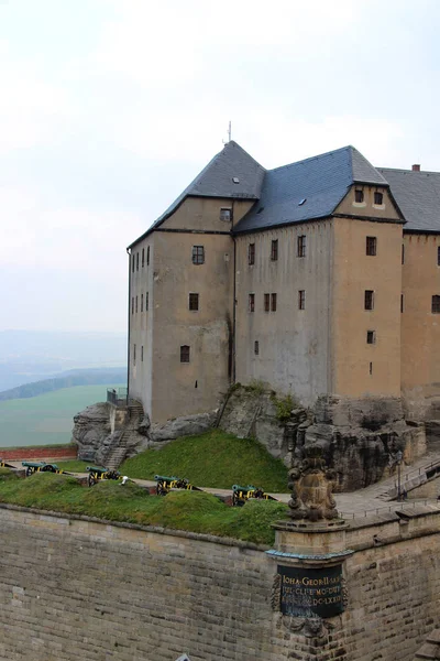 bir yüksek tarihsel bir gezi turuna bir yaz gününde sırasında Almanya fotoğraflandı dresden sachsen bina göster