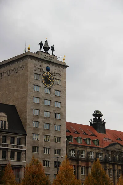 Zobrazit Vysoké Historické Budově Drážďanech Sachsen Německo Fotografoval Během Okružní — Stock fotografie