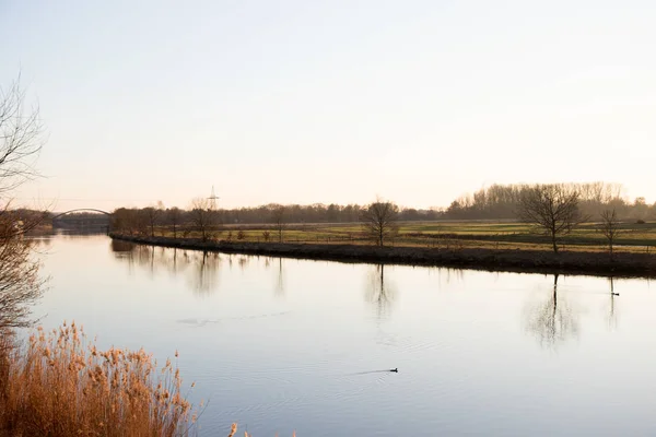 Zobacz Idyllicznej Zielonej Scenerii Nad Rzeką Emsland Fresenburg Którą Niemcy — Zdjęcie stockowe