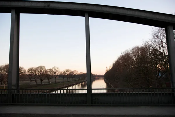doğada yürüyüş sırasında emsland Almanya fresenburg bir köprü bir nehir üzerinde geniş görüş fotoğrafı