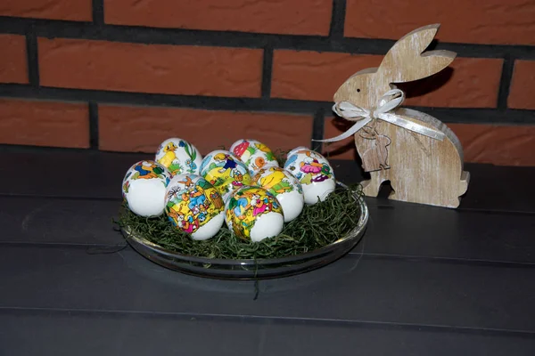 Vista Sulle Uova Pasqua Coniglietto Pasqua Davanti Muro Mattoni Fotografato — Foto Stock