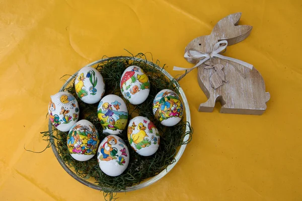 Vista Sulle Uova Pasqua Coniglietto Pasquale Legno Una Tovaglia Gialla — Foto Stock