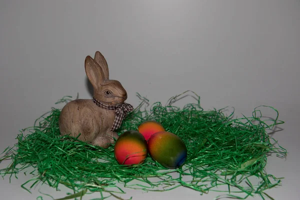 Närmare Framsidan Porslin Påskharen Och Tre Färgglada Påskägg Ett Grönt — Stockfoto