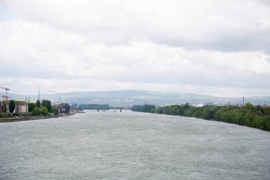 mainz almanya ren nehri boyunca görünümü bulutlu bir günde bir gezi turu fotoğraflandı