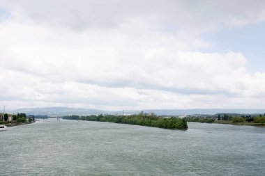 mainz almanya'da ren nehri boyunca toplam görünümü bulutlu bir günde bir gezi turu fotoğraflandı