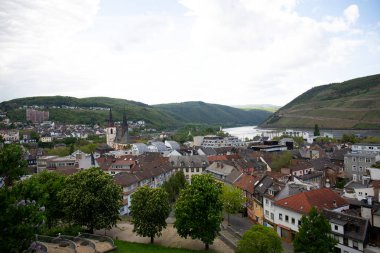 bingen main in hessen almanya'da bina dış ve tepeler görünümü bulutlu bir günde bir gezi turu fotoğraflandı