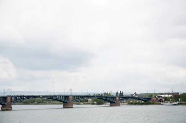 Mainz Almanya Ren Üzerinde Theodor Heuss Köprü Uzak Görünümü Bulutlu — Stok fotoğraf