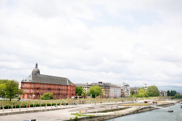 mainz almanya'da ren nehri nehir kıyısı nın inşa yapısı boyunca görünümü bulutlu bir günde bir gezi turu fotoğraflandı