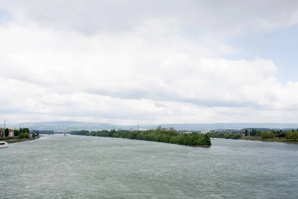 Całkowity Widok Wzdłuż Rzeki Ren Moguncji Niemcy Sfotografowane Wycieczkę Pochmurny — Zdjęcie stockowe