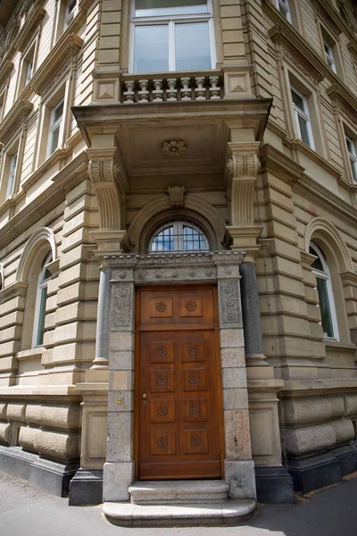 mainz Almanya'da bir binanın tarihi giriş ve kapı görünümü bulutlu bir günde bir gezi turu fotoğraflandı