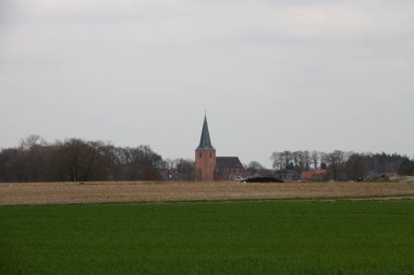 kırsal bir sahne ve rhede emsland Almanya'da bir kilise görünümü güneşli bir günde doğada bir yürüyüş sırasında fotoğraflandı