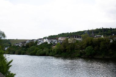 ren nehri üzerinde daha yakından görünümü, nehir kıyısı ve hessen almanya bingen rhein inşa yapısı bulutlu bir günde bir gezi turu fotoğraflandı