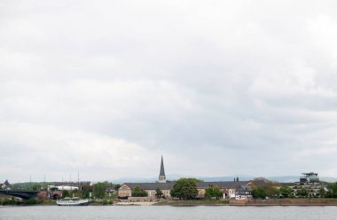 mainz almanya'da ren nehir kıyısında inşa edilmiş yapı üzerinde uzak görünümü bulutlu bir günde bir gezi turu fotoğraflandı