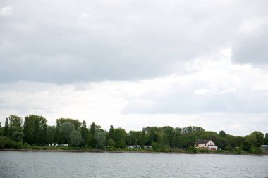 mainz almanya mainz almanya'da ren nehir kıyısında ağaçlar ile binalar ve doğa üzerinde uzak görünümü bulutlu bir günde bir gezi turu fotoğraflandı