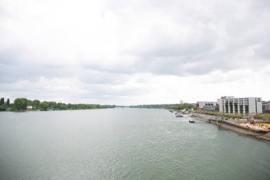 mainz almanya köprüden ren nehri boyunca görünümü bulutlu bir günde bir gezi turu fotoğraflandı
