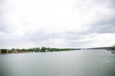 mainz almanya'da ren nehri kıyısında binalar ve doğa üzerinde uzak görünümü bulutlu bir günde bir gezi turu fotoğraflandı