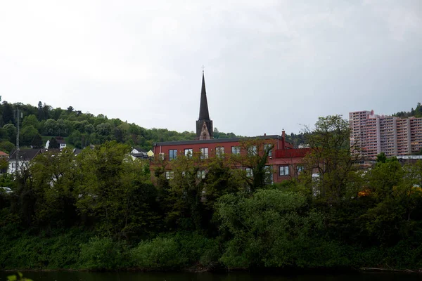 bir kilise çan kulesi ve hessen almanya bingen rhein binalar üzerinde uzak görünümü bulutlu bir günde bir gezi turu fotoğraflandı