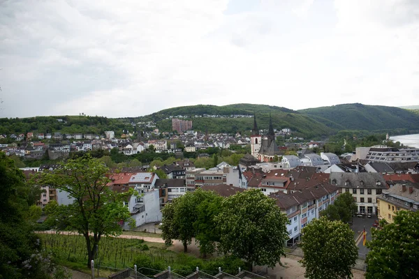 Fernsicht Auf Die Gebäude Den Kirchturm Und Die Hügel Bingen — Stockfoto
