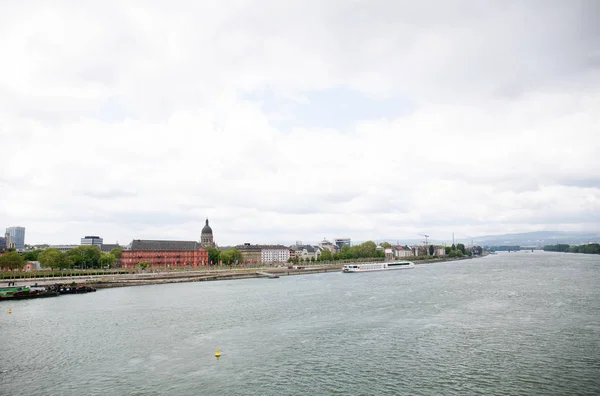 Widok Kościół Brzegu Rzeki Nad Renem Mostu Mainz Niemcy Sfotografowane — Zdjęcie stockowe