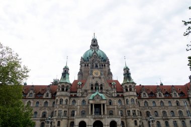  Hannover Almanya 'da yeni sivil salonu görünümü bulutlu güneşli bir gün bir yürüyüş sırasında fotoğraflandı