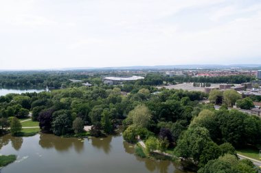 deniz ve peyzaj Hannover Almanya 'da yeni sivil salonu kule görünüm bulutlu güneşli bir gün bir yürüyüş sırasında fotoğraflanmış