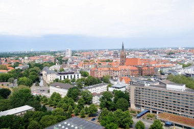 Hannover Almanya 'da yeni sivil salonu kule binalar üzerinde görünüm bulutlu güneşli bir gün bir yürüyüş sırasında fotoğraflandı