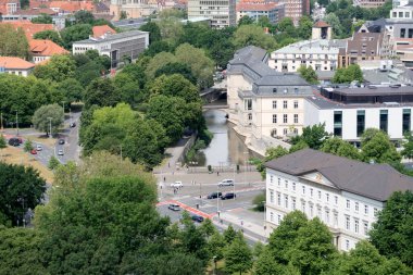 binalar ve Hannover Almanya 'da yeni sivil salon kulesinden manzara görünüm bulutlu güneşli bir gün bir yürüyüş sırasında fotoğraflandı