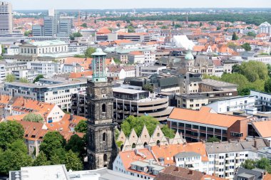 bir bulutlu güneşli gün bir yürüyüş sırasında fotoğraflandı Hannover Almanya 'da yeni sivil salonu kule inşa yapısı görünümü