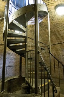 Hannover Almanya 'da yeni sivil salonu kule merdivenlerde görünüm bulutlu güneşli bir gün bir yürüyüş sırasında fotoğraflandı