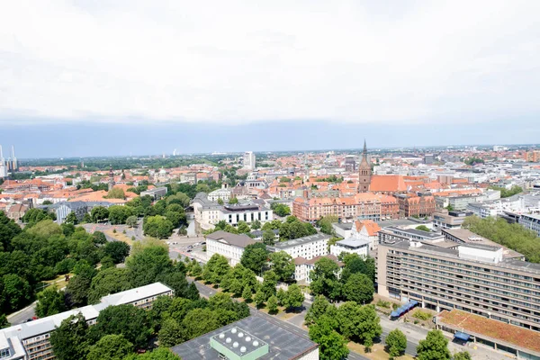 Hannover Almanya 'da yeni sivil salonu kule inşa yapı üzerinde Uzak görünüm bulutlu güneşli bir gün bir yürüyüş sırasında fotoğraflandı