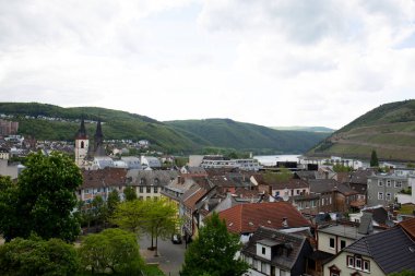 bingen rhein hessen almanya'da tepelerin yanında bina dış daha yakın görünümü bulutlu bir günde bir gezi turu fotoğraflandı