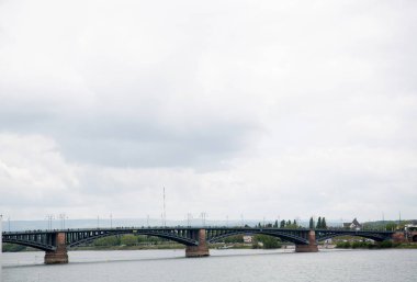 mainz Almanya'da bulutlu bir gökyüzü altında bir köprü üzerinde daha yakından görünümü bulutlu bir günde bir gezi turu fotoğraflandı