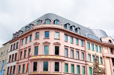 mainz Almanya'da bir binanın daha yakından görünümü bulutlu bir günde bir gezi turu fotoğraflandı