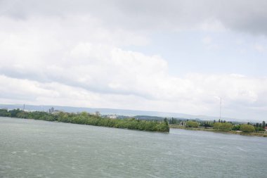 ren nehri ve mainz almanya bulutlu bir günde bir gezi turu fotoğraflandı bulutlu gökyüzünün beplanted nehir kıyısında uzak görünümü