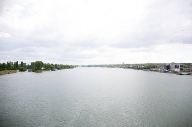mainz Almanya'da ren ve bulutlu gökyüzüne uzak bir görünüm bulutlu bir günde bir gezi turu fotoğraflandı
