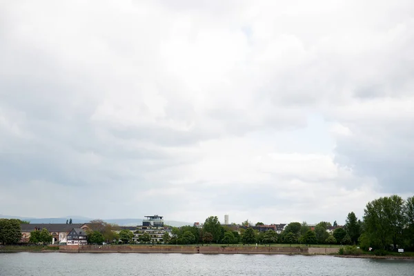 Widok Posadzone Brzegów Rzek Budynków Nad Renem Pochmurne Niebo Mainz — Zdjęcie stockowe
