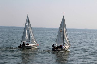 kuzey deniz adasında mavi bir gökyüzü altında iki yelkenli gemi görünümü juist Almanya güneşli bir günde bir gezi turunda fotoğraflandı