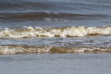 kuzey deniz adasında mavi bir gökyüzü altında deniz ve dalgalar görünümü juist Almanya güneşli bir günde bir gezi turu fotoğraflandı