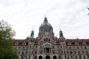 Hannover Almanya 'da yeni sivil salonu görünümü bulutlu güneşli bir gün bir yürüyüş sırasında fotoğraflandı