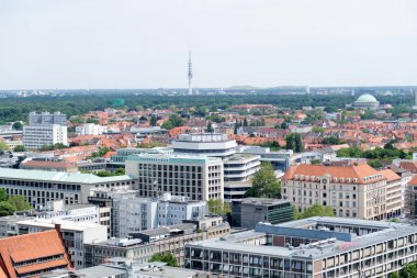 hannover Almanya binaları üzerinde sivil salonun kulesinden görünümü bulutlu güneşli bir günde bir yürüyüş sırasında fotoğraflandı