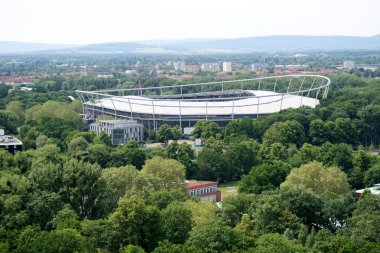 hannover Almanya arena ve manzara sivil salonun kulesinden görünümü bulutlu güneşli bir günde bir yürüyüş sırasında fotoğraflandı
